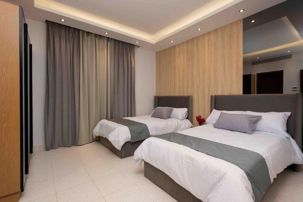 4 Master Bedrooms With Private Swimming Pool *