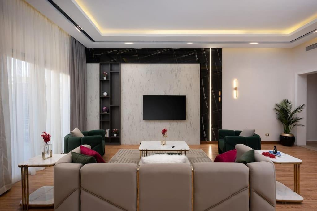 4 Master Bedrooms With Private Swimming Pool Holiday home *